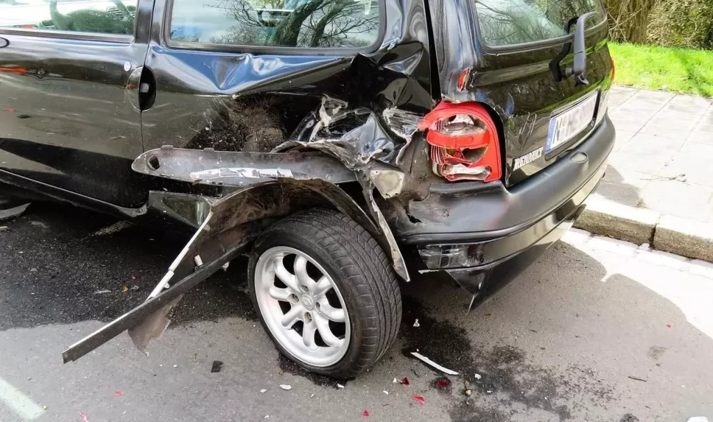 Auto chocado en el sector trasero