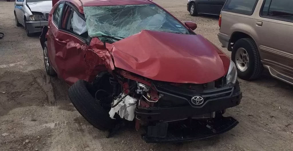 Auto chocado en el sector delantero derecho