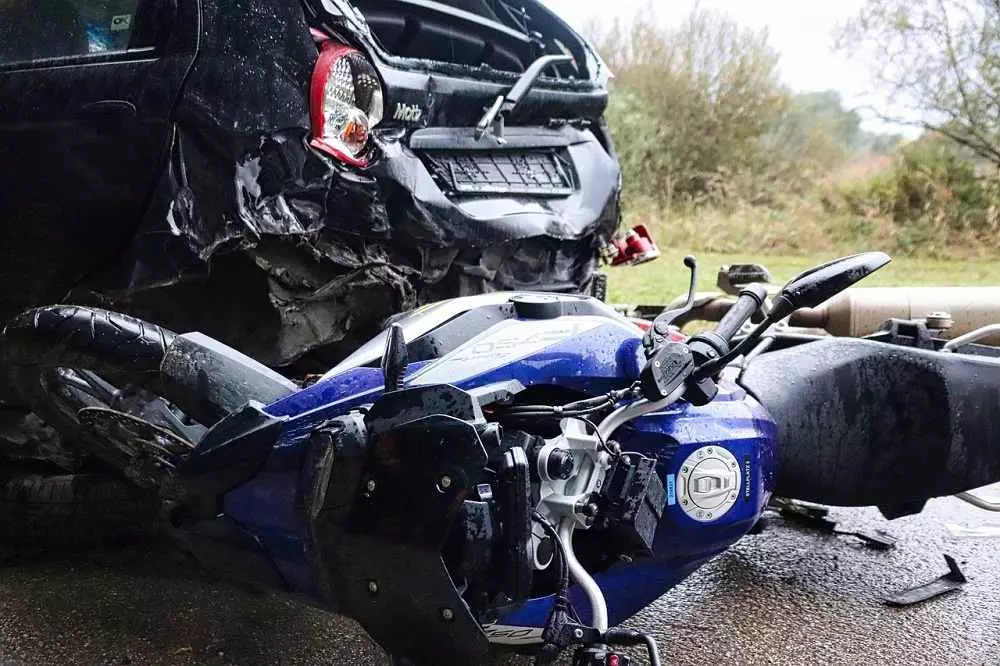 Accidente entre auto y moto