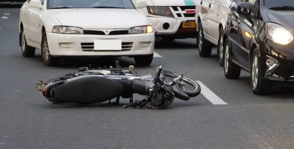 Moto caída después de un choque