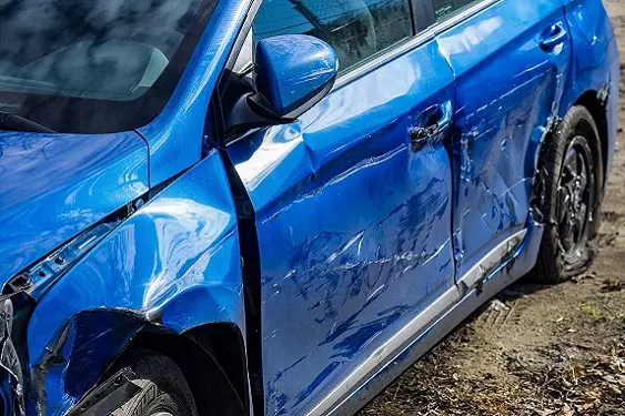 Auto azul chocado en la puerta izquierda
