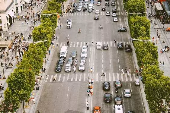 Calle de doble mando con senda peatonal