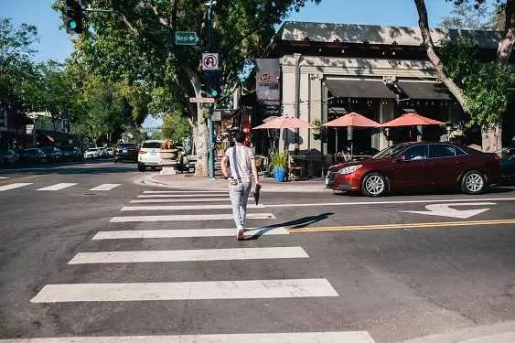 cruce por senda peatonal
