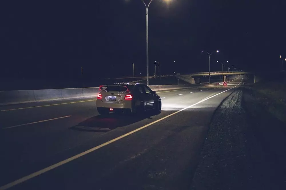 Auto blanco circulando de noche