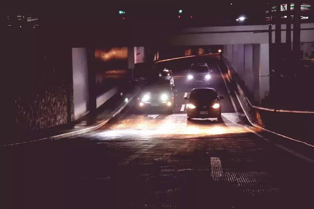 Autos saliendo de un túnel en la noche