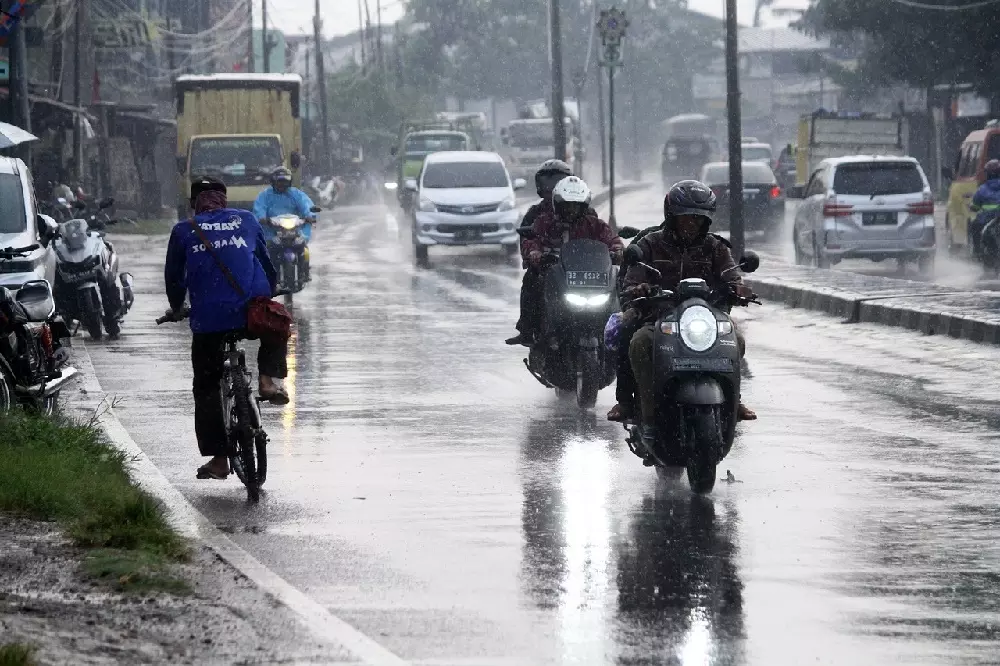 Motos circulando por Avenida un dia de lluvia